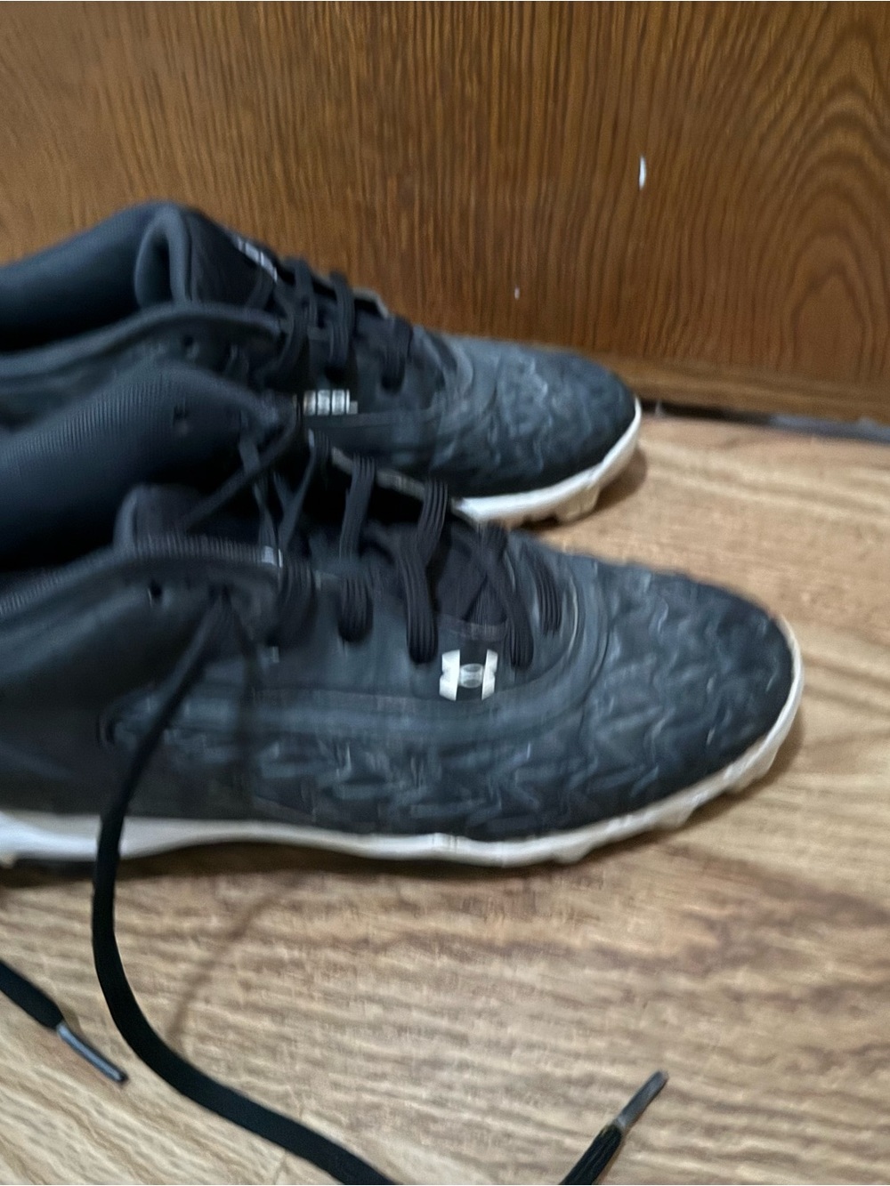 Under Armour Men's Black and White baseball cleats